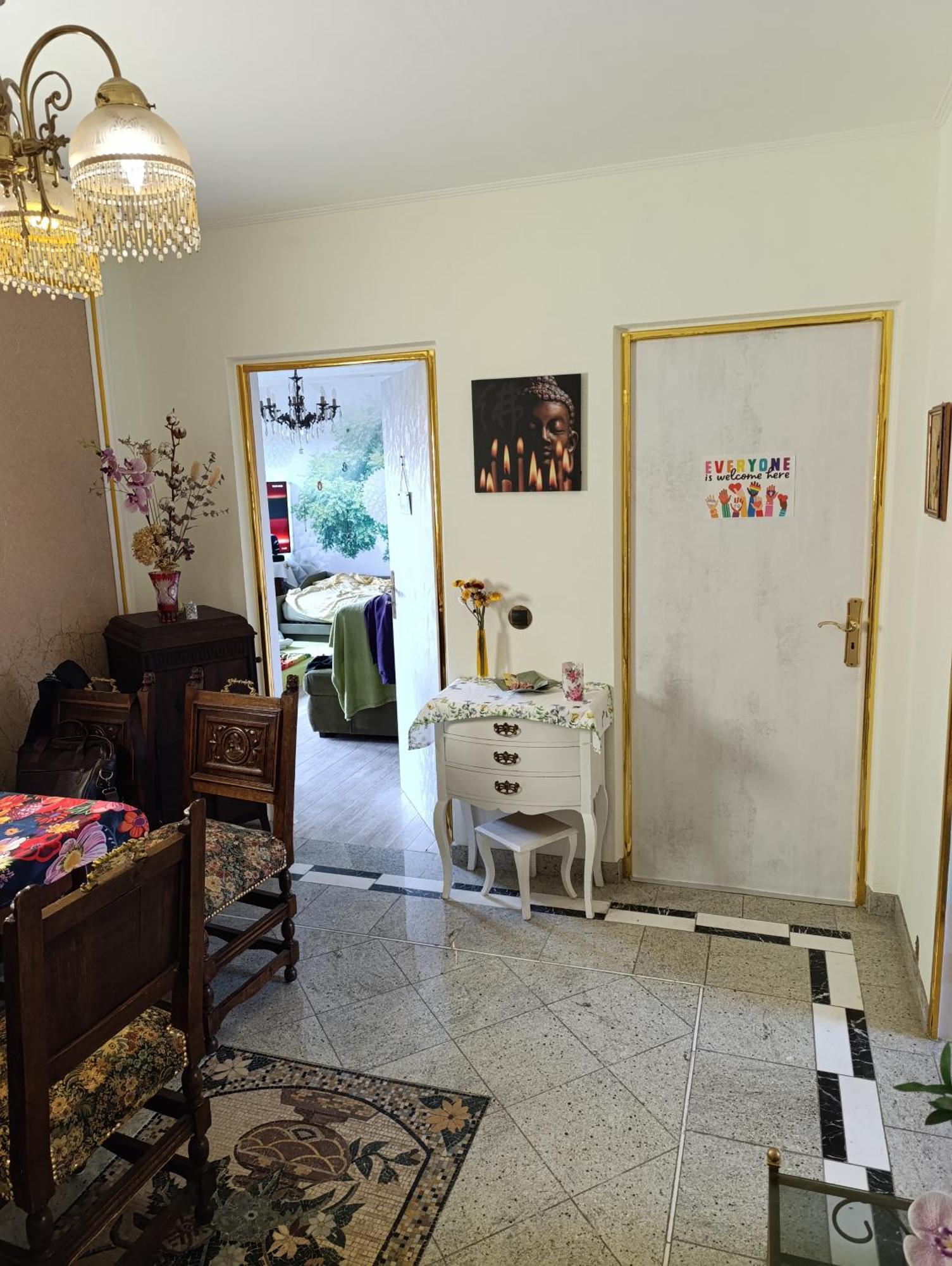 Weltoffenes Privates Gaestezimmer Bei Lgbtq Freundlichen Gastgeber Der Mit In Der Wohnung Lebt — Photos 1